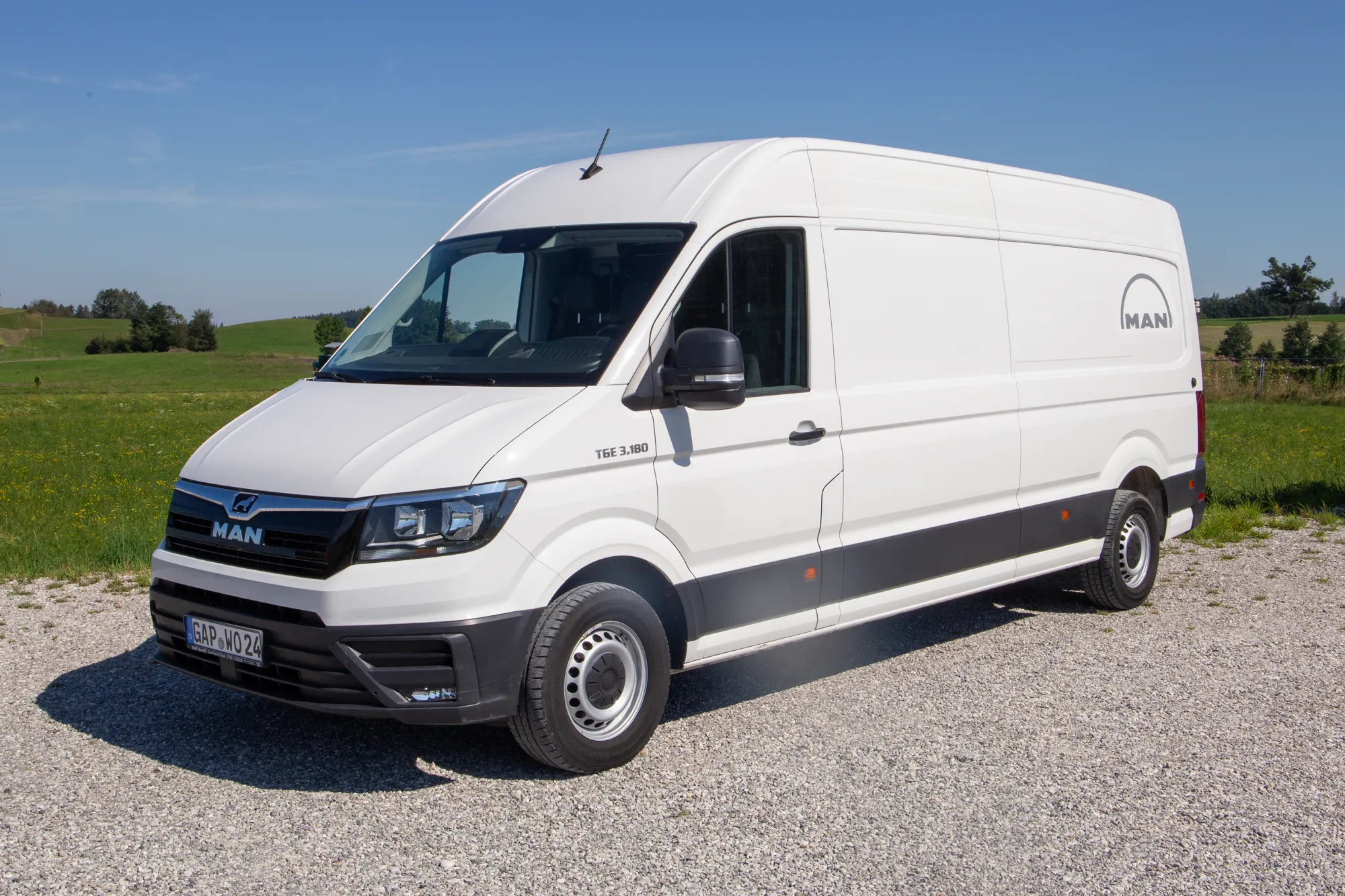 Oppermann MAN weißer Transporter seitlich von vorne