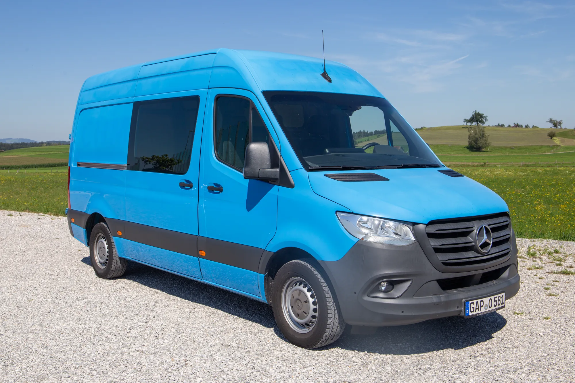 Oppermann Mercedes blauer Sprinter seitlich von vorne