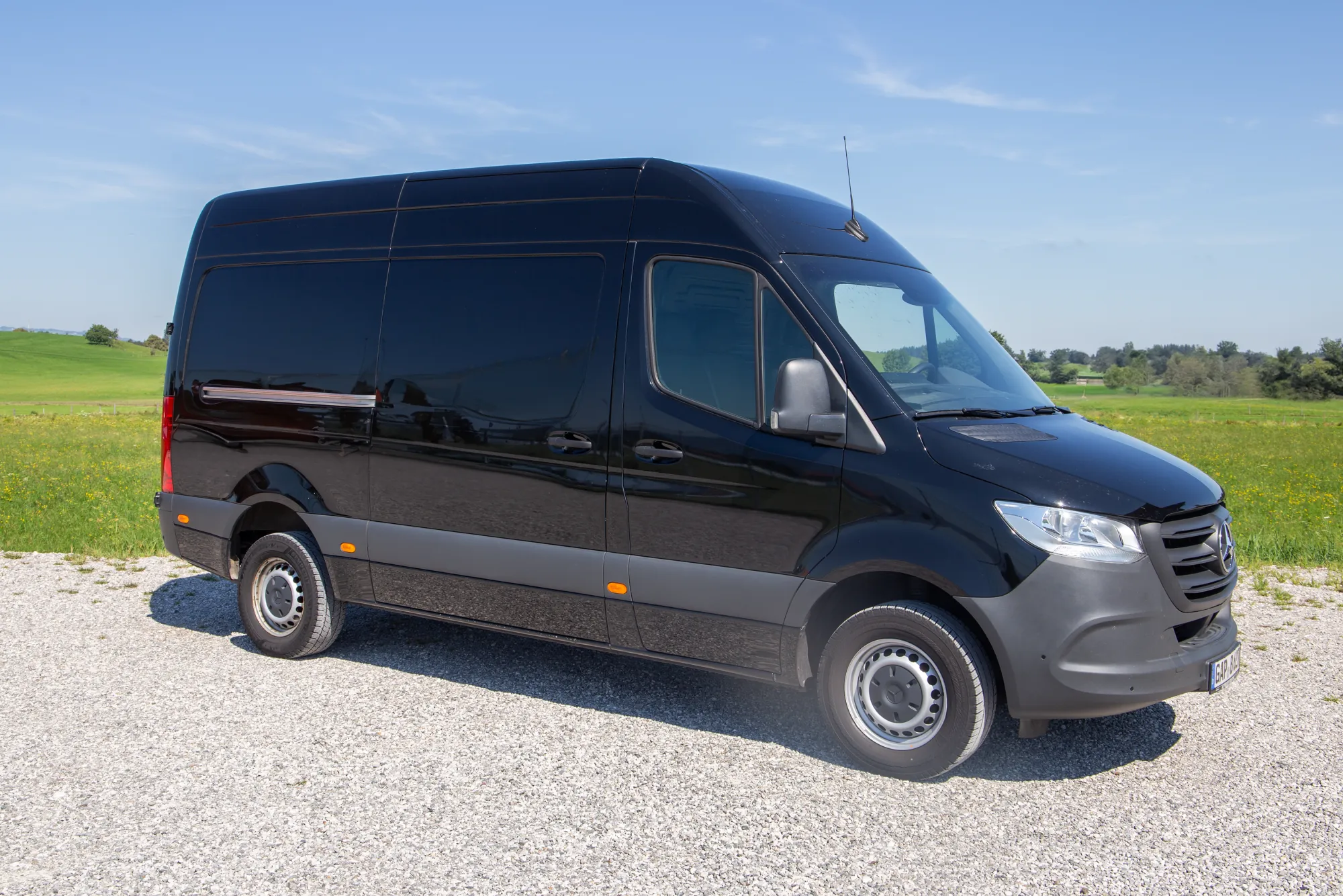 Oppermann Mercedes schwarzer Sprinter rechte Seite(2)