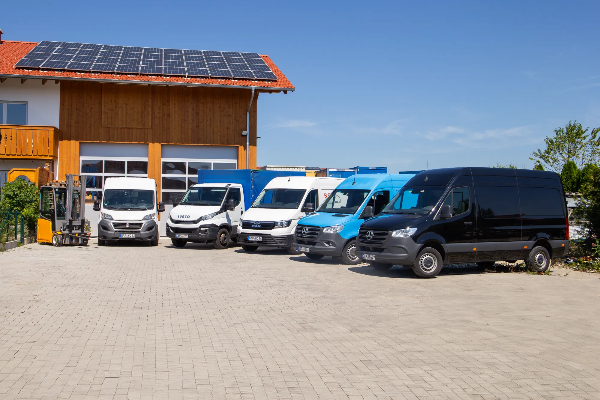 Oppermann alle Fahrzeuge in Halbkreis seitlich